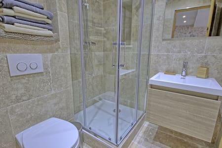Apartment 202-appartement Renove Vieil